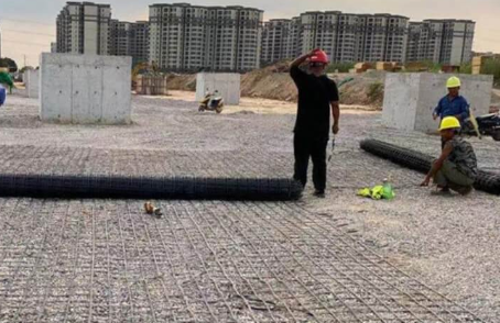 洱源土工格栅铺设前地基要怎么处理？